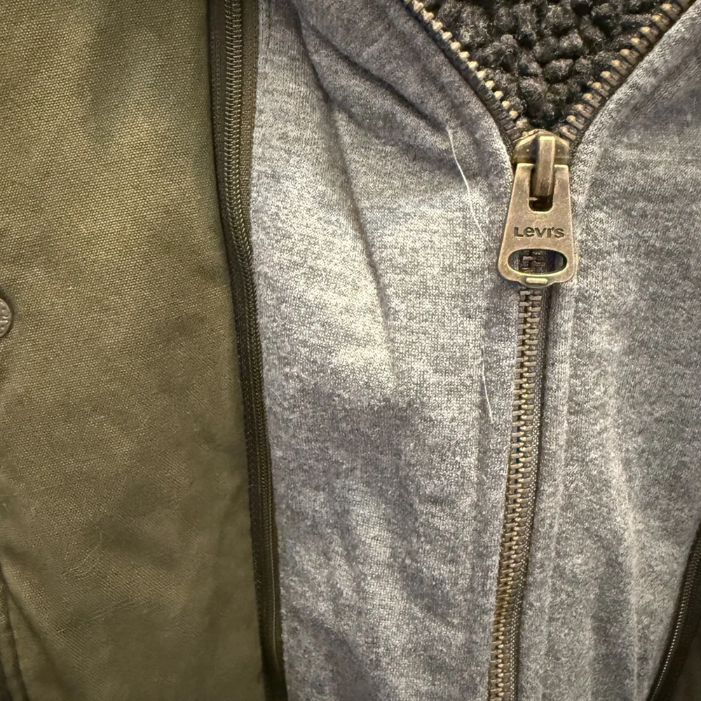 Vintage Levi's green trucker jacket with grey hood and fleece lining - Picture 10 of 10